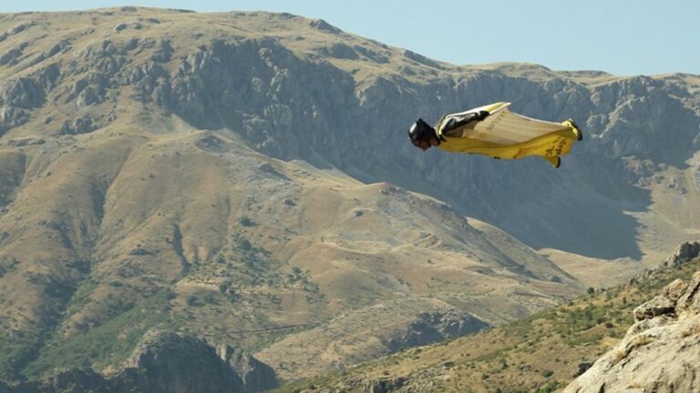 Kemaliye’de “Wingsuit” Atlayışı Nefes Kesti