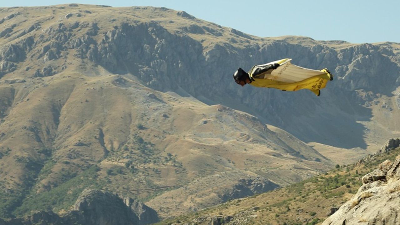 Kemaliye’de “Wingsuit” Atlayışı Nefes Kesti