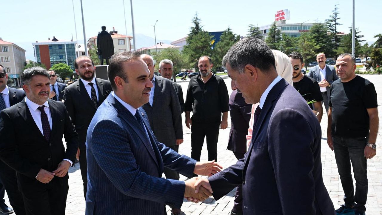 Bakan Kacır Erzincan Belediyesi’ni Ziyaret Etti