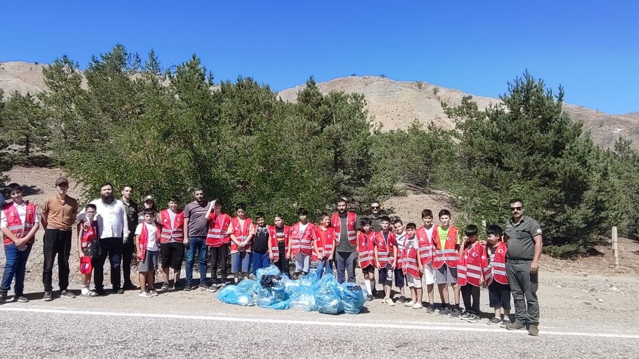 Erzincan’ın Atatepe’si Çöplerden Temizlendi