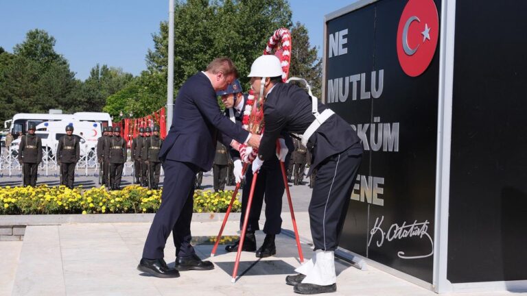 Çelenk Sunma Töreni Düzenlendi