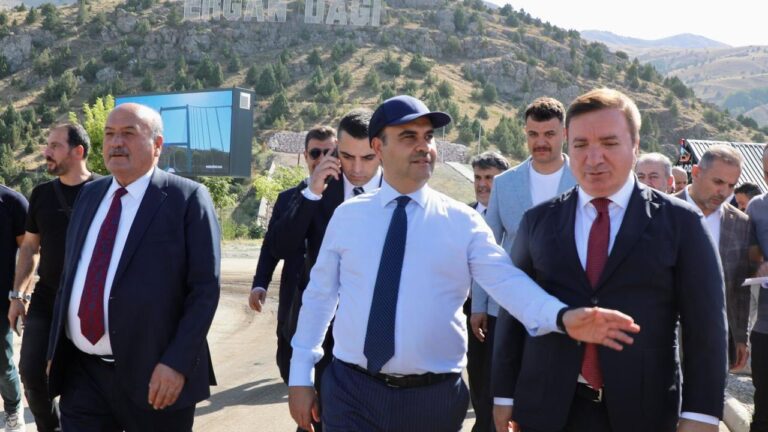 Bakan Kacır Ergan Dağı Kayak Merkezini Ziyaret Etti