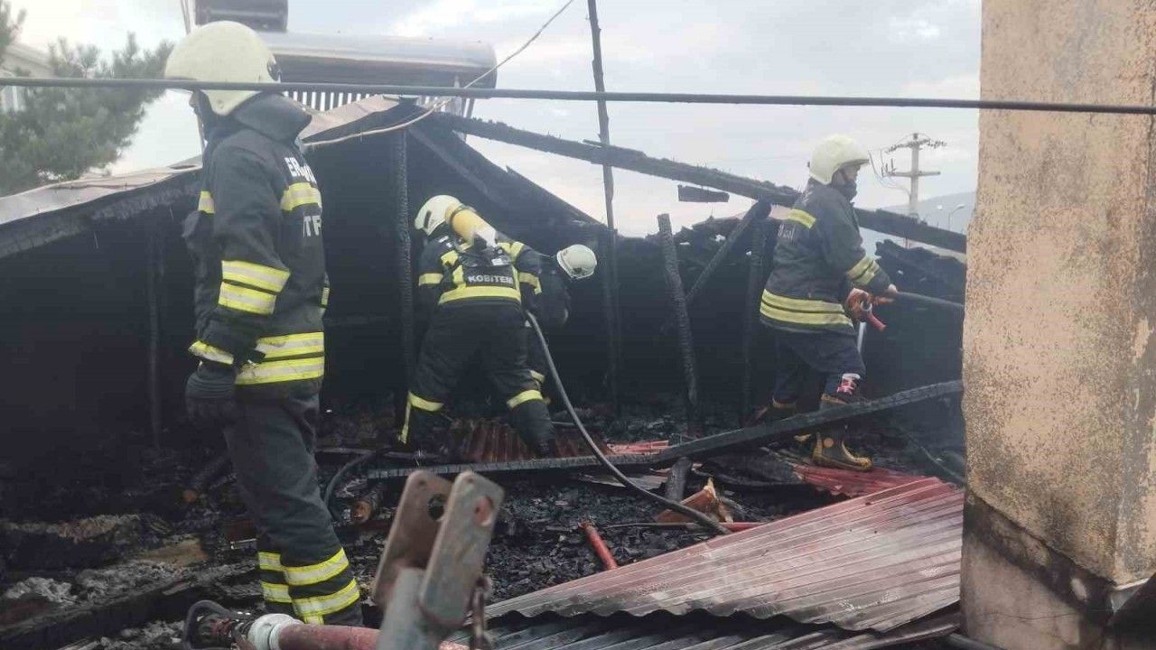 Erzincan’da İki Katlı Evin Çatısı Yandı