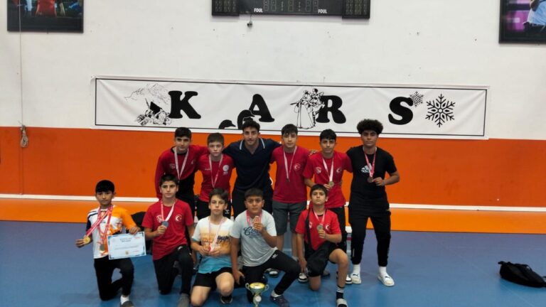 Erzincanlı Güreşçiler Uluslararası Turnuvadan Madalyalarla Döndü