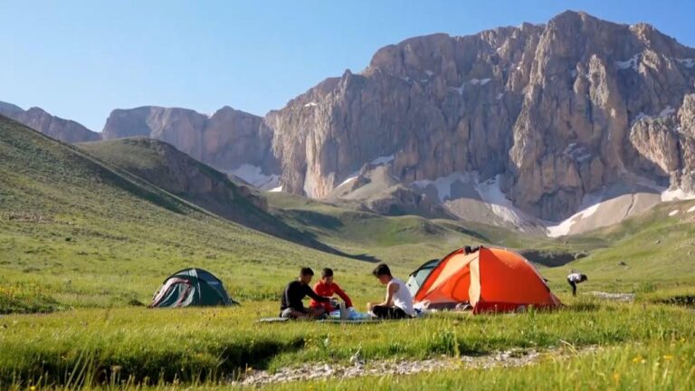 Hava Sıcaklığı 40 Dereceyi Bulunca 3200 Rakımlı Dağlarda Serinliyor