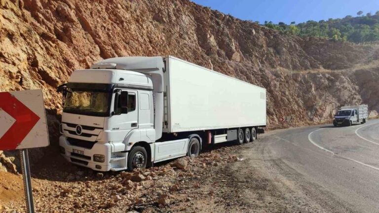 İliç’te Virajı Alamayan Tır Kayalıklara Çarptı