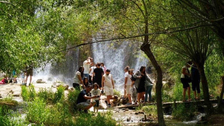 Kavurucu Sıcaklarda Girlevik Şelalesinde Serinliyorlar
