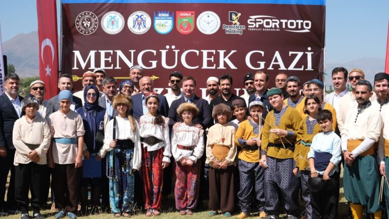Mengücek Melik Gazi Menzil Okçuluğu Müsabakaları Başladı