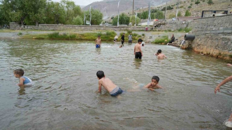 Sıcaktan Bunalan Çocuklar Havuzda Serinledi
