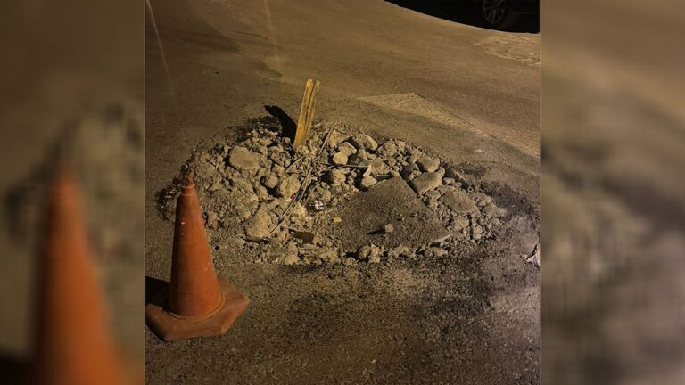 Yol Ortasındaki Telekom Çukuru Tehlike Saçıyor