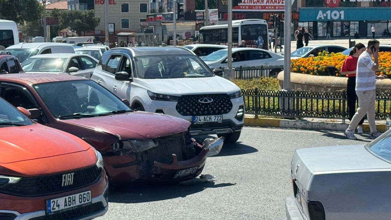 Dörtyol Kavşağında Otomobil İle Moto Kurye Çarpıştı; 1 Yaralı