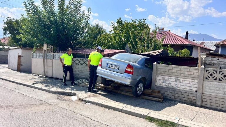 Hızını Alamayan Otomobil Bahçe Duvarından İçeri Girdi