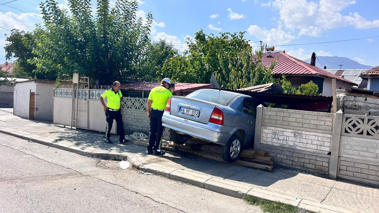 Hızını Alamayan Otomobil Bahçe Duvarından İçeri Girdi