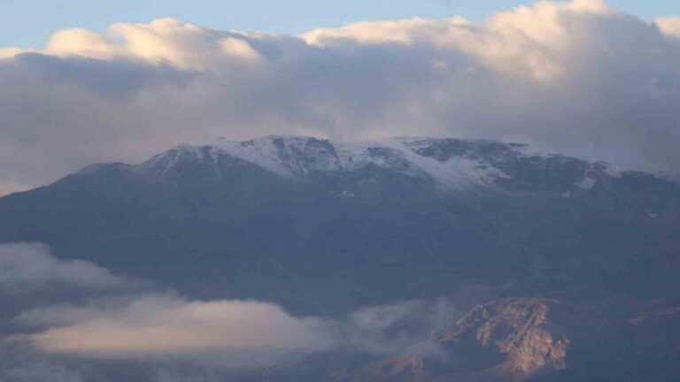 Erzincan’da Dağların Yüksek Kesimlerine Mevsimin İlk Karı Düştü