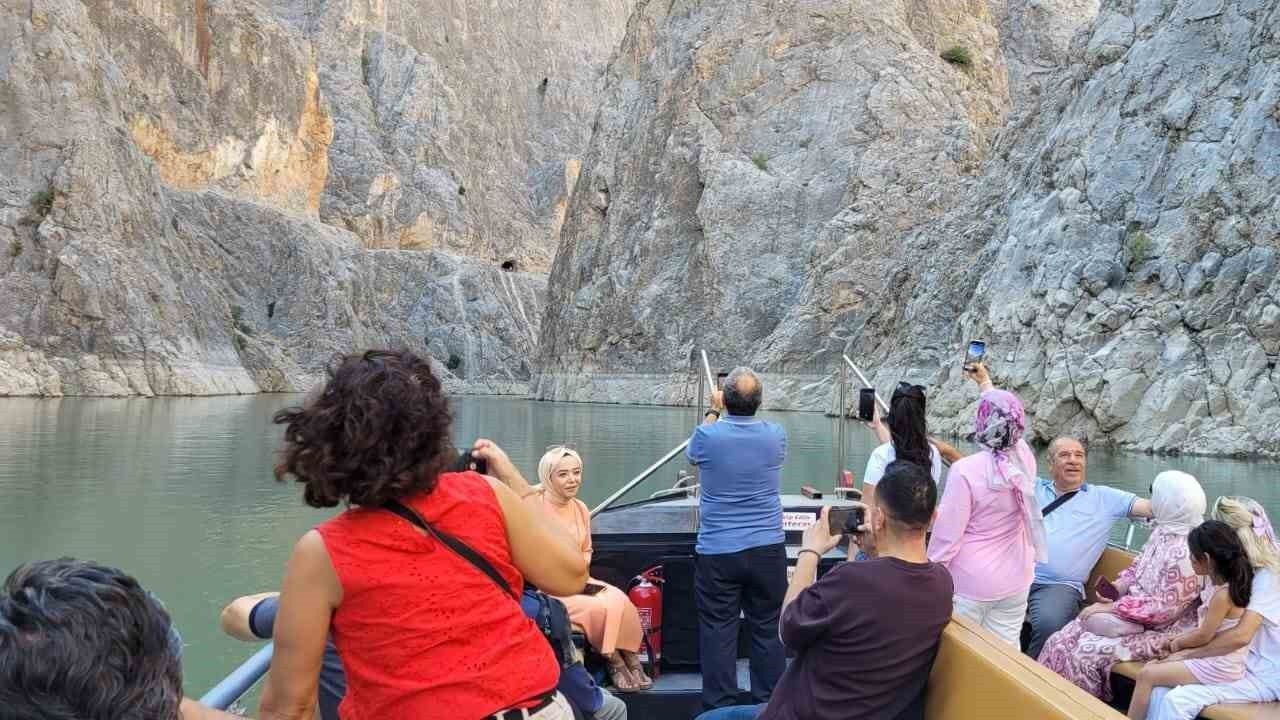 Erzincan’da Dünyanın İkinci Büyük Kanyonunda Tekne Keyfi Yapıp Dağ Keçilerini İzliyorlar