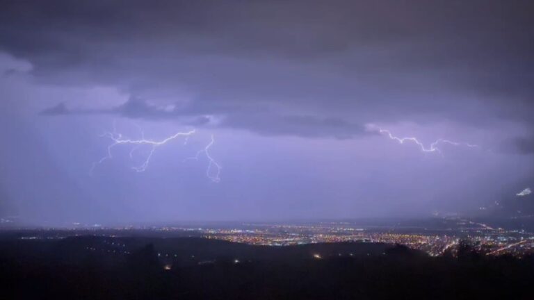 Erzincan’da Geceyi Aydınlatan Şimşek ve Yıldırımlar Kamerada