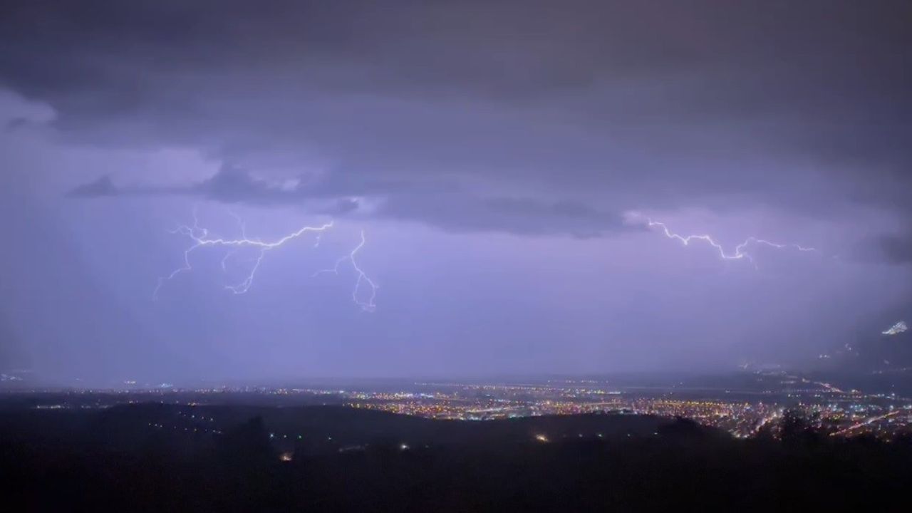 Erzincan’da Geceyi Aydınlatan Şimşek ve Yıldırımlar Kamerada