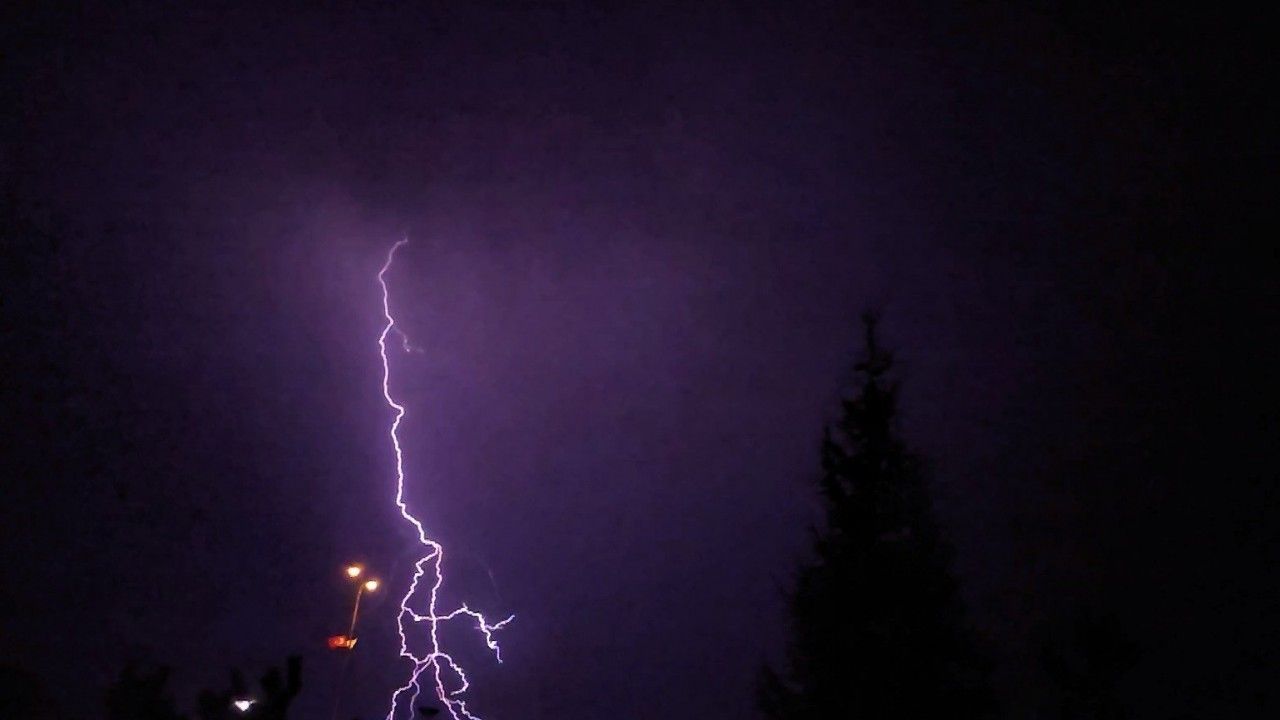 Gecenin Karanlığını Şimşekler Aydınlattı