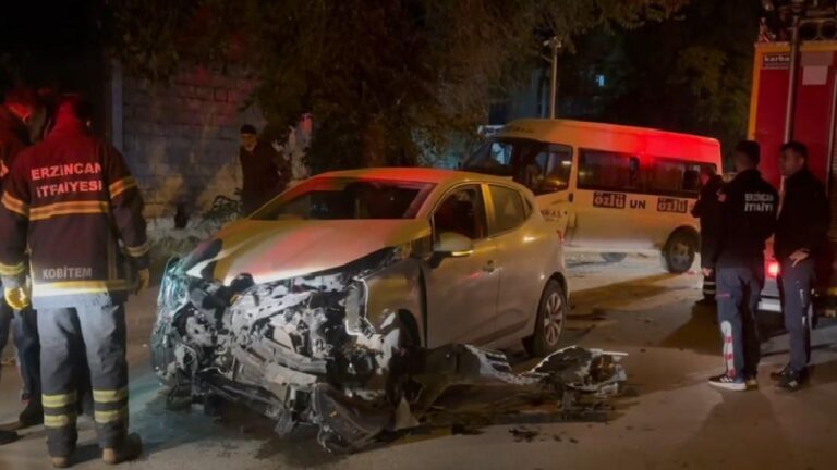 İnönü Mahallesinde Kaza; İki Otomobil Hurdaya Döndü