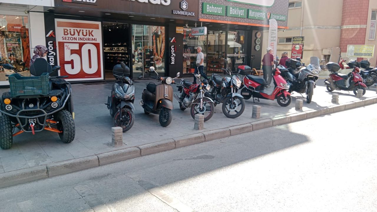 Kaldırımlar ve Yaya Yollarına Motosiklet Parkı Yasaklanıyor