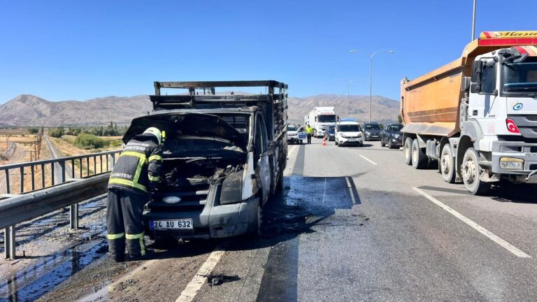 Erzincan Sivas Karayolunda Araç Yangını