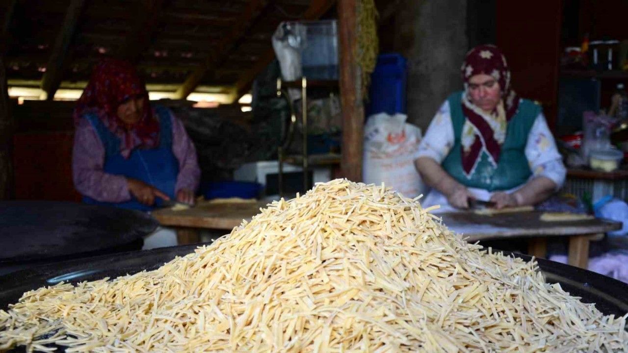 Kemah’ta Kadınların İmece Usulü Kış Hazırlığı Telaşı