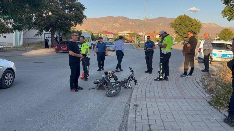 Minibüsün Çarptığı Elektrikli Bisikletteki Çocuk Ağır Yaralandı