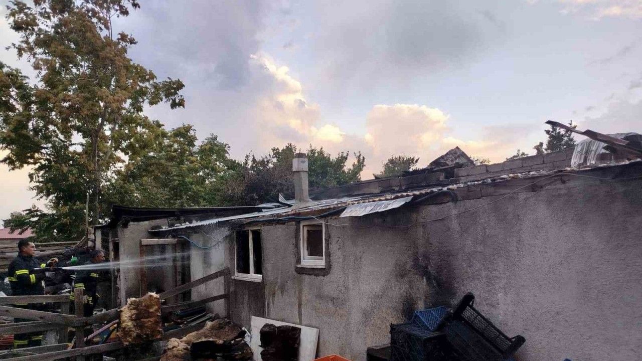 Odunlukta Çıkan Yangın İtfaiyenin Müdahalesiyle Söndürüldü