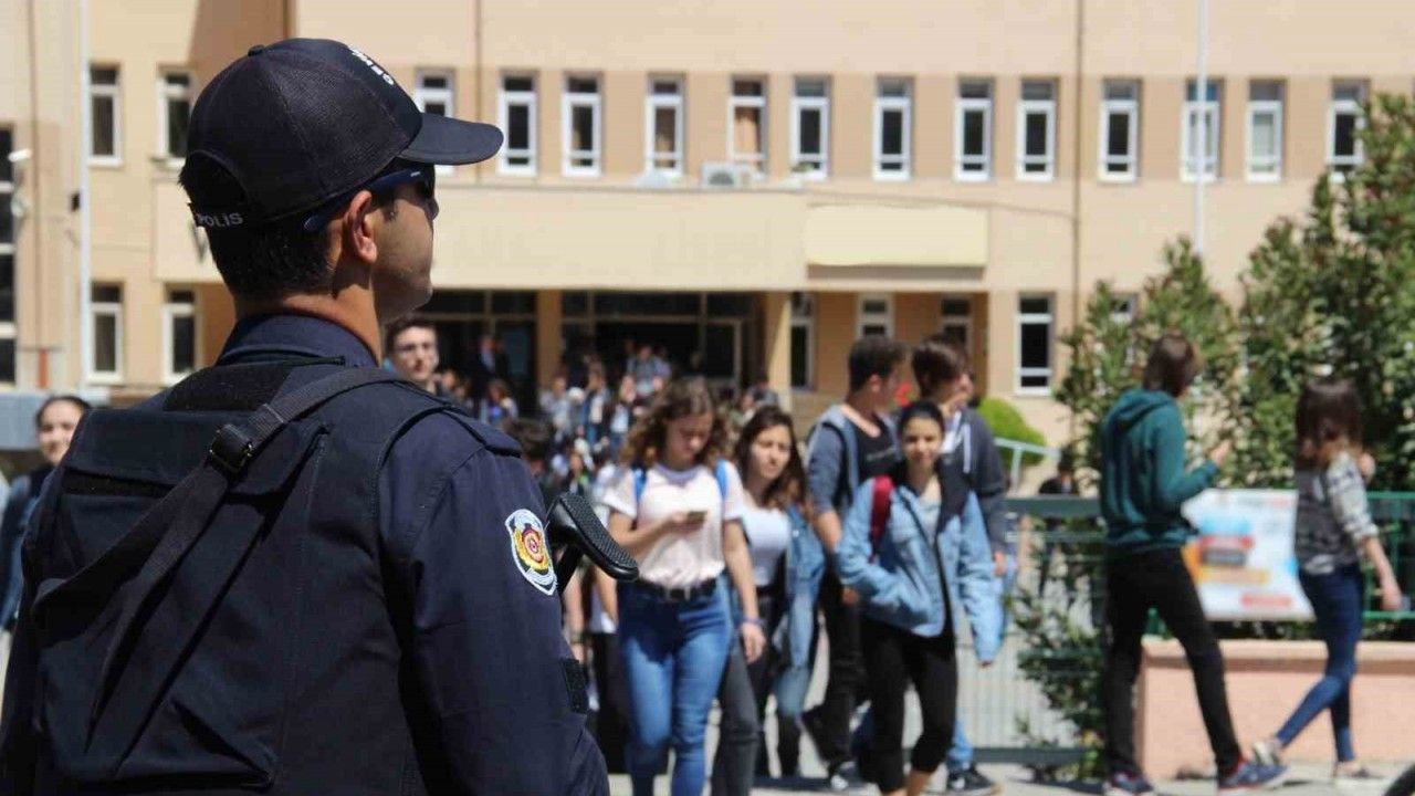 Okul Önlerinde Polis Denetimleri Başladı