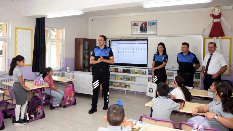 Polislerden Öğrencilere Kitap Hediyesi