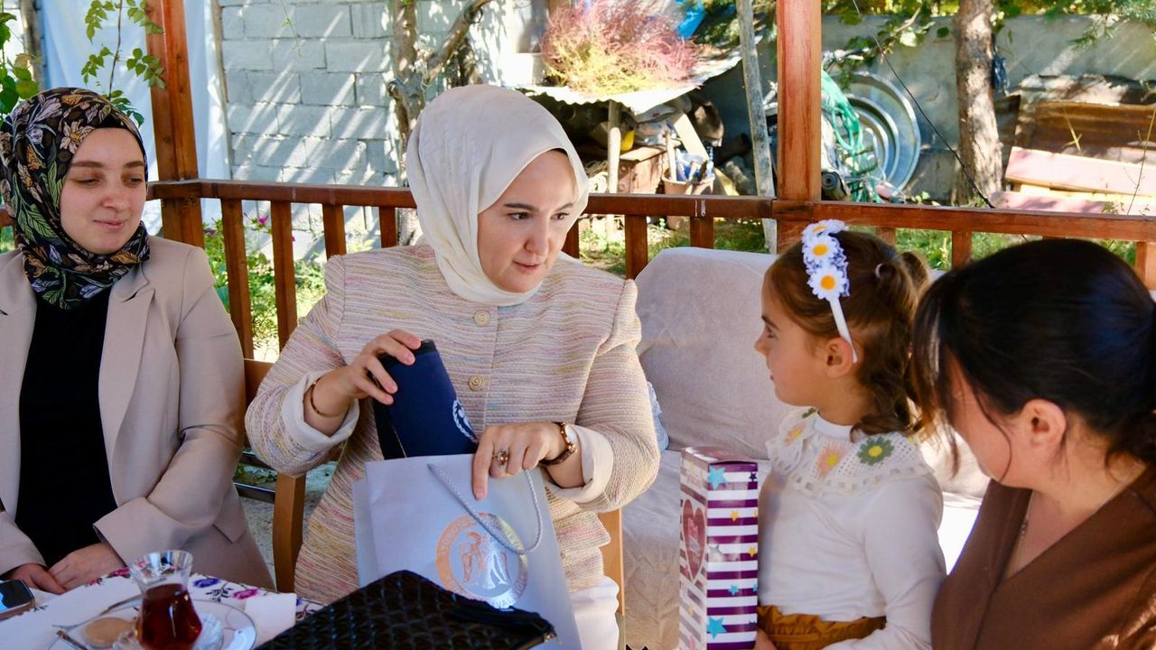 Protokol Eşleri Koruyucu Aileleri Ziyaret Etti