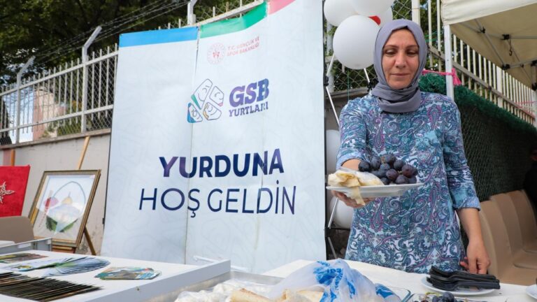 Üniversite Öğrencileri Tulum Peyniri ve Cimin Üzümüyle Karşılandı