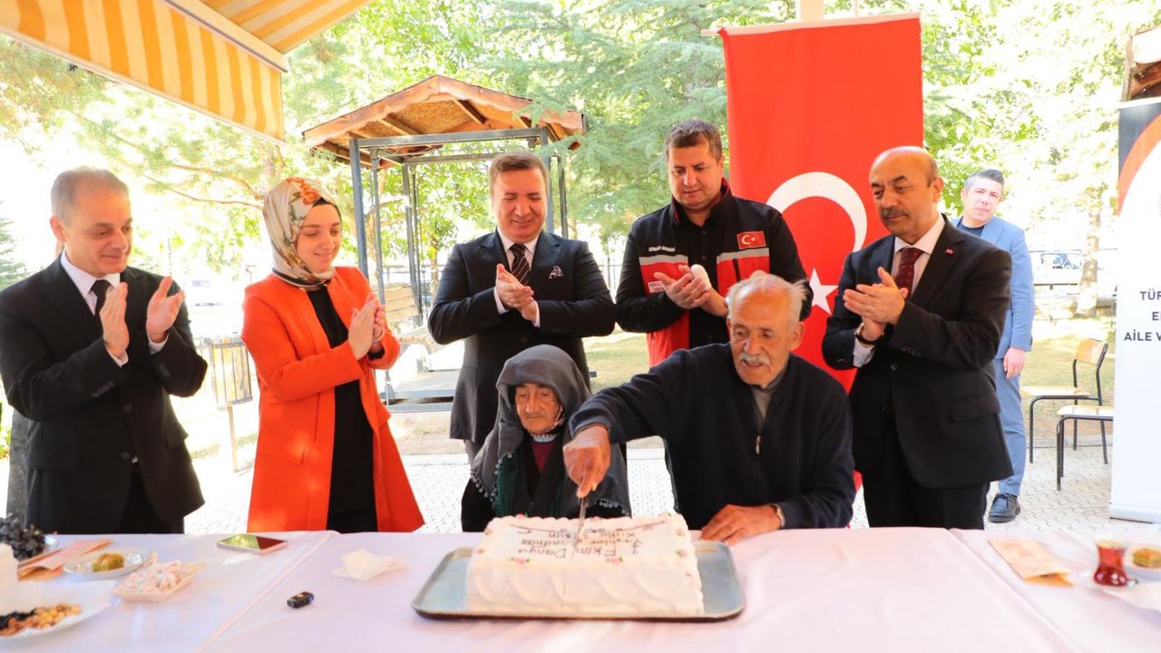 “Kıymetli Büyüklerimiz Başımızın Tacıdır”