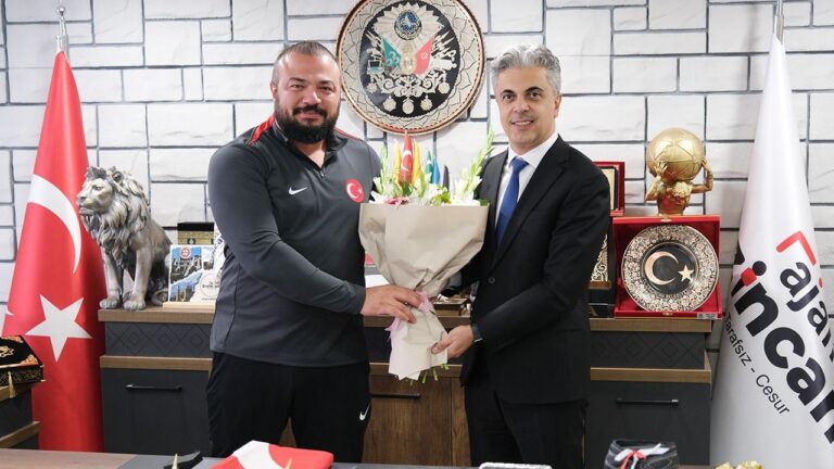 Araştırma Hastanesi Baş Hekimi Prof. Dr. Kuyrukluyıldız Sarıçiçek’i Tebrik Etti