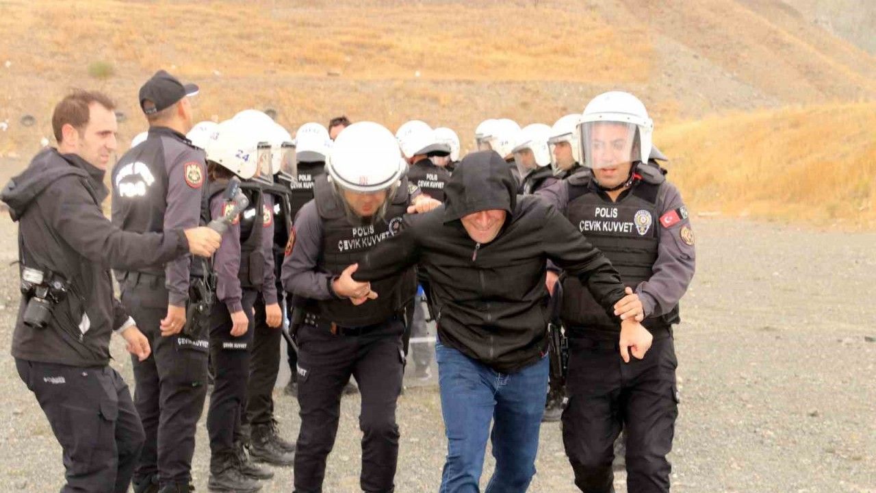 Erzincan’da Çevik Kuvvetten Gerçeğini Aratmayan Tatbikat