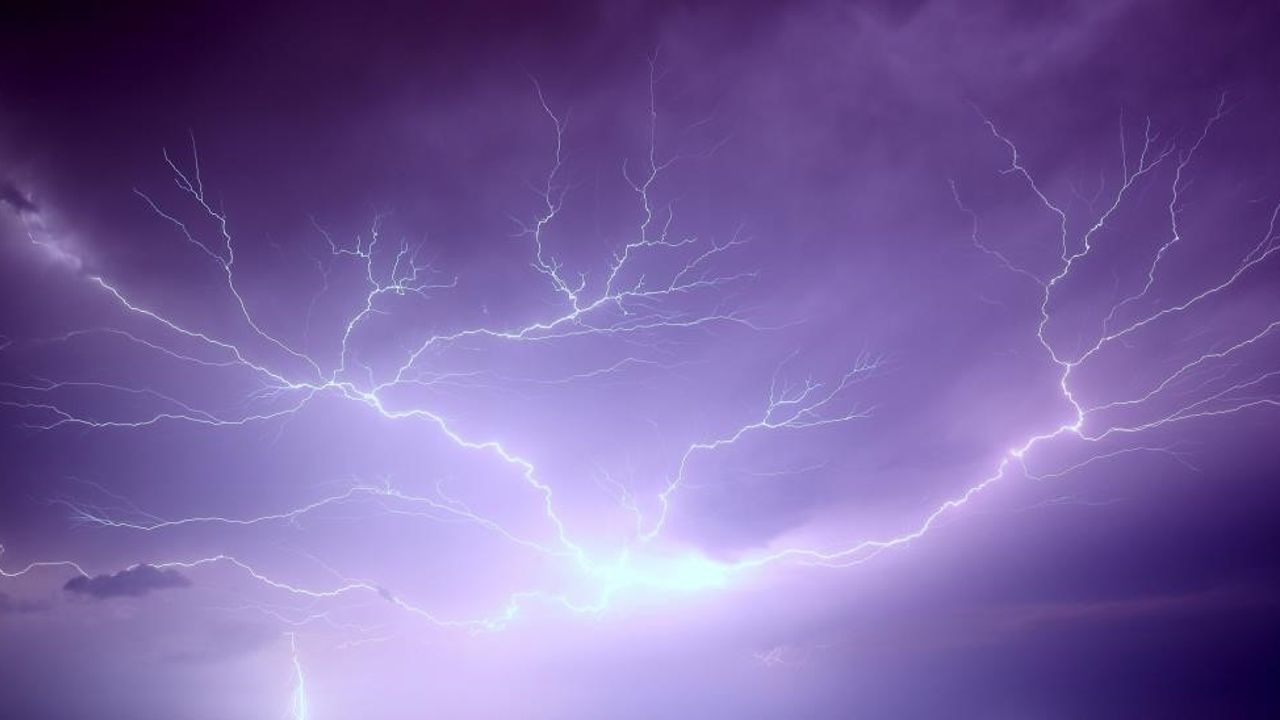 Erzincan’da Geceyi Aydınlatan Şimşek Ve Yıldırımlar Kamerada