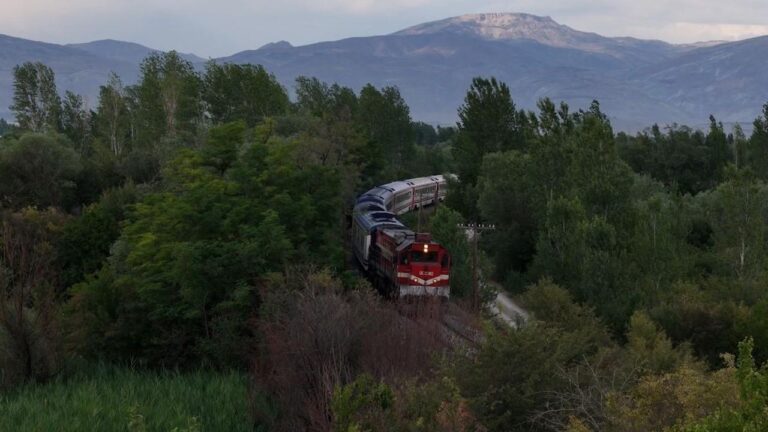 Erzincan’da Sonbahar Manzarası Eşliğinde Yol Alan Doğu Ekspresi
