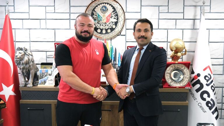 İş- Kur İl Müdürü Ahmet Oran Güreşte Dünya 3.sü Olan Sarıçiçek’i Tebrik Etti