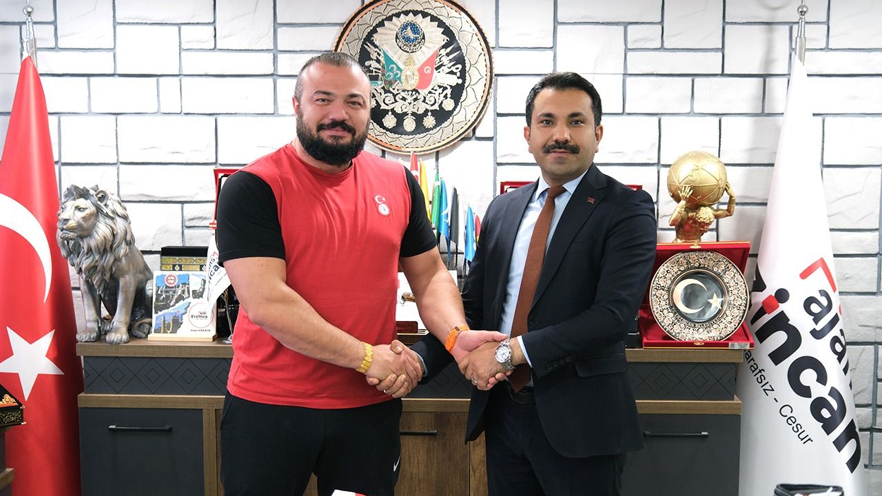 İş- Kur İl Müdürü Ahmet Oran Güreşte Dünya 3.sü Olan Sarıçiçek’i Tebrik Etti