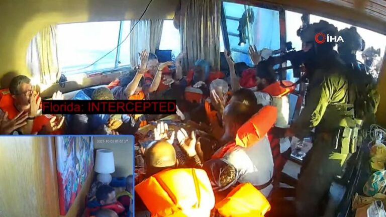 Katil İsrail Gazze’ye Yardım Gemilerine Saldırıyor