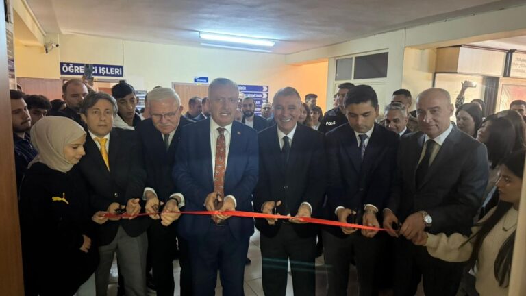 Kemah Meslek Yüksekokulu Bilgisayar Laboratuvarı Yenilendi