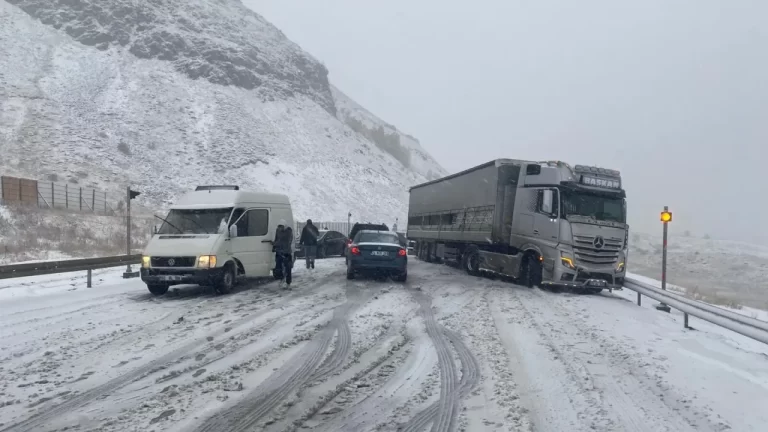 Kızıldağ’da Kar Tipi ve Buzlanma Ulaşımı Olumsuz Etkiliyor