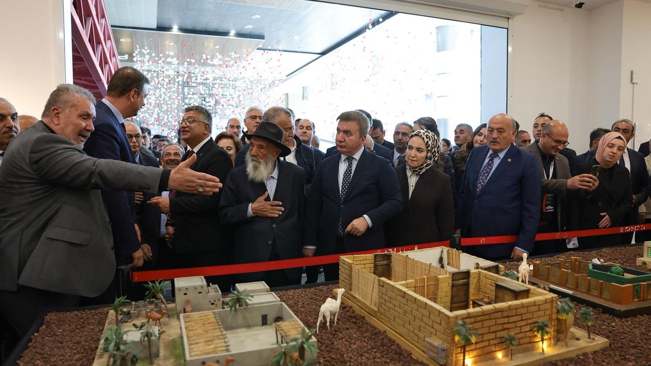 Erzincan’da Sergilenen Mukaddes Emanetler’e Ziyaretçi Akını