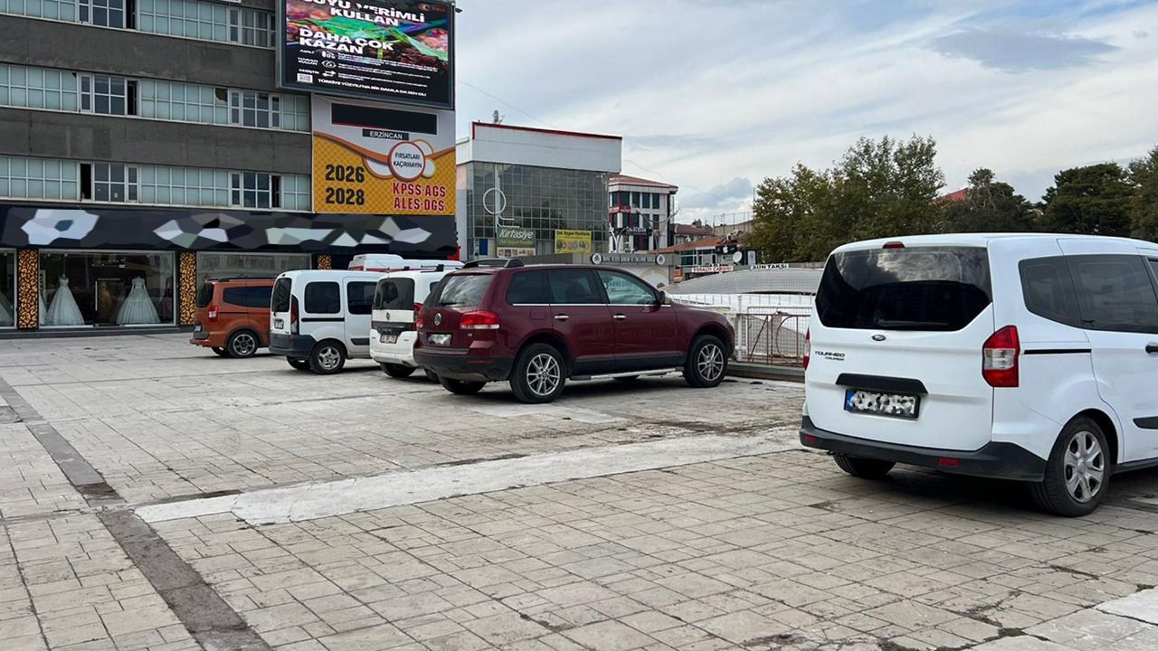 Yeraltı Çarşısı Üzerine Park Eden Araçlar Tepkilere Neden Oluyor