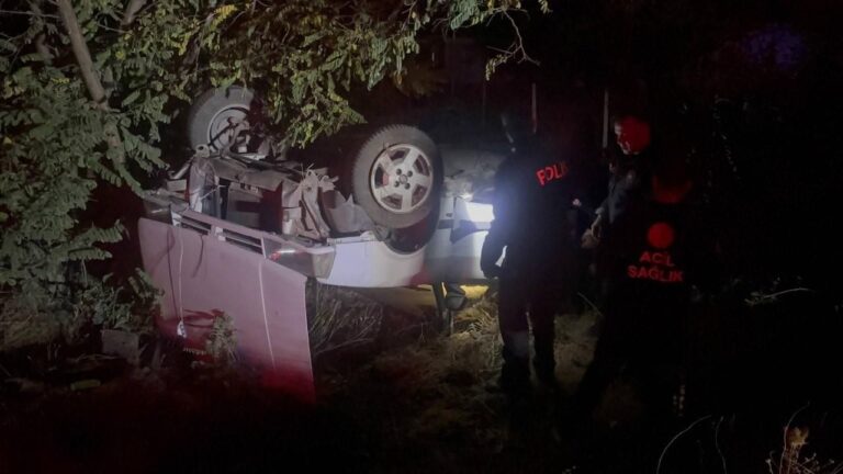 Polisten Kaçan Otomobil Şarampole Uçtu: 2 yaralı