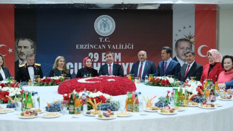 Erzincan’da Cumhuriyet Bayramı Resepsiyonu Düzenlendi