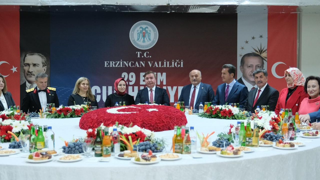 Erzincan’da Cumhuriyet Bayramı Resepsiyonu Düzenlendi