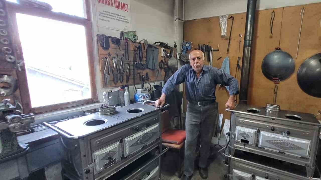 Unutulmaya yüz tutan meslek ustası. Yaptığı Sobalarla İçleri Isıtıyor