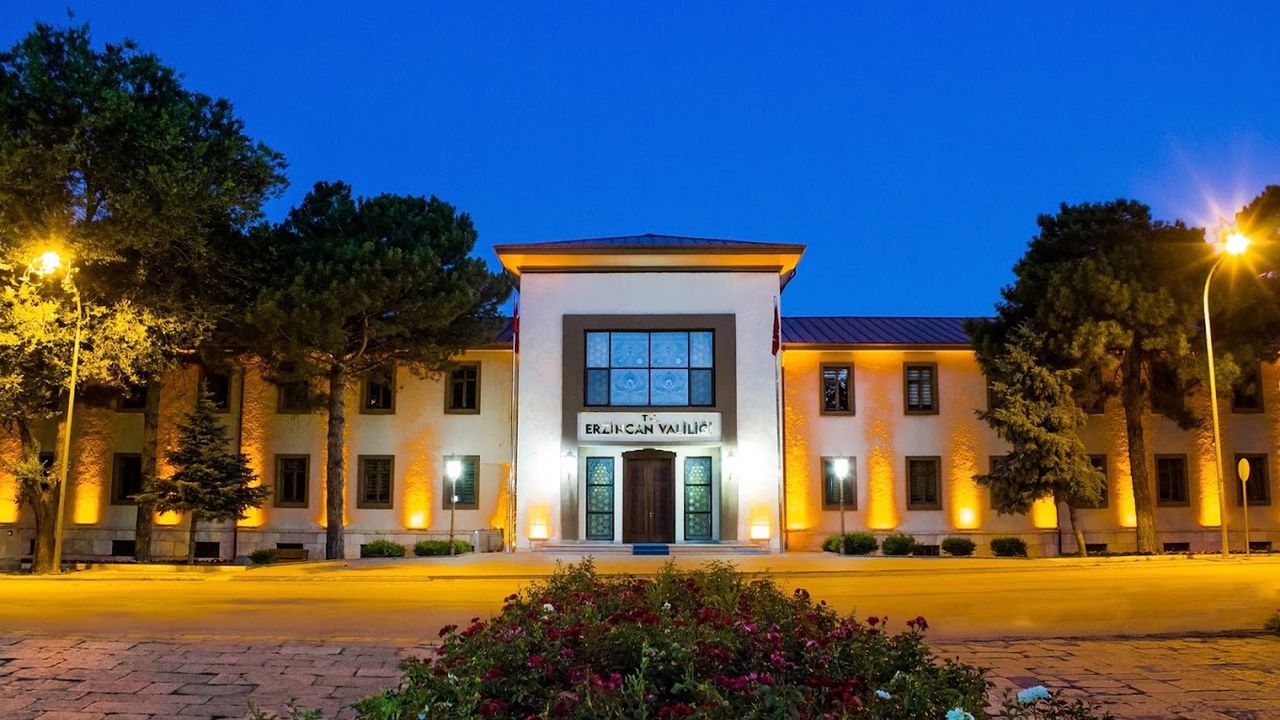 Bayram Kutlamaları Yağmur nedeniyle Merkez Spor Salonuna alındı