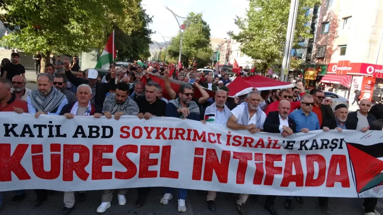 Erzincan’da Filistin’e Destek Yürüyüşü Düzenlendi